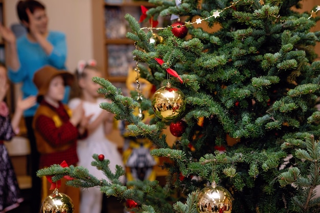 Albero di Natale ben vestito. Vacanza, decorazione su un pino. Messa a fuoco selettiva.