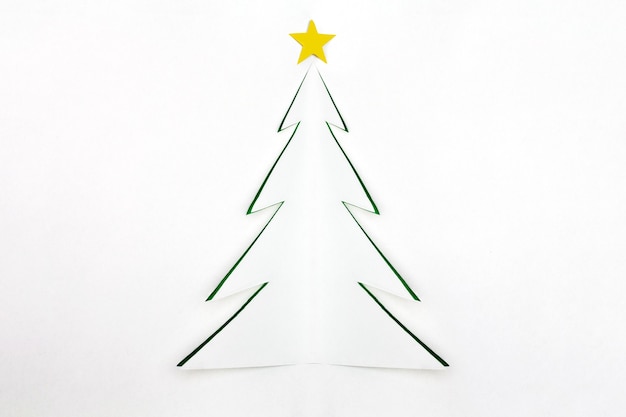 Albero di natale bianco con stella in cima con contorno verde