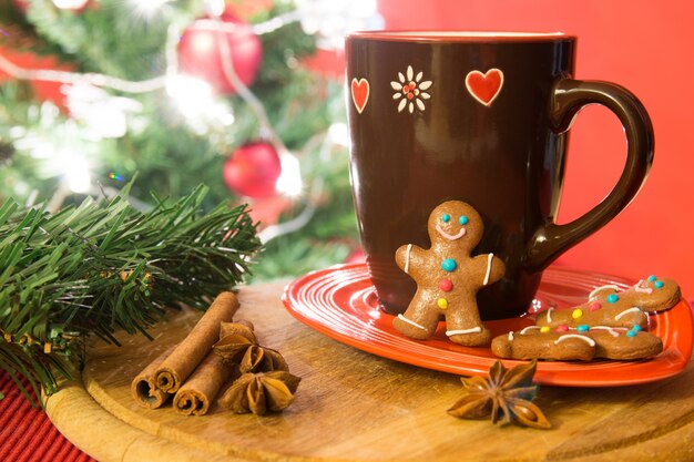 Albero di Natale, biscotti di panpepato e tè