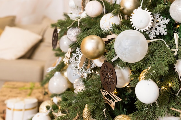 Albero di natale capodanno decorazioni per la casa palle d'oro e d'argento albero festivo decorato con ghirlanda