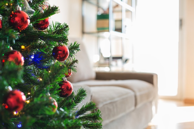 Albero di Natale capodanno in un soggiorno al chiuso