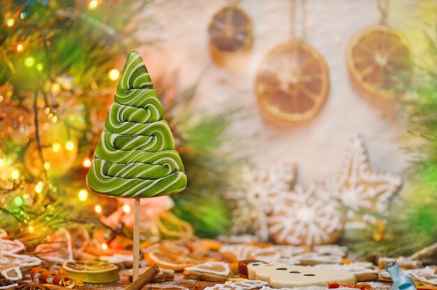 Albero di Natale colorato fatto di zucchero candito Posto vuoto per foto o testo Albero di Natale verde caramelle