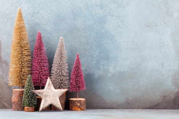 Albero di Natale colorato su sfondo blu.