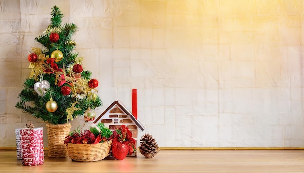 albero di natale con bellissime decorazioni alla vigilia di natale