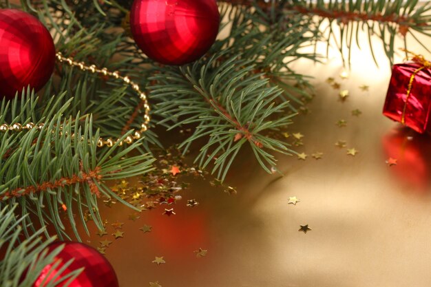 Albero di Natale con bellissime palline di Capodanno sul tavolo