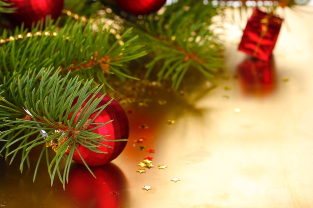 Albero di Natale con bellissime palline di Capodanno sul tavolo