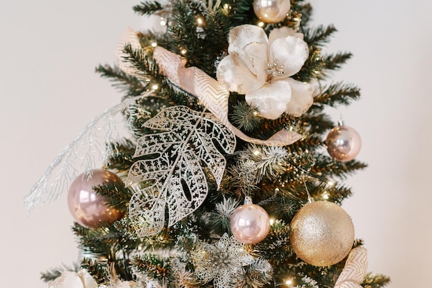 Albero di Natale con bellissimi giocattoli eleganti decorazioni di Natale e Capodanno