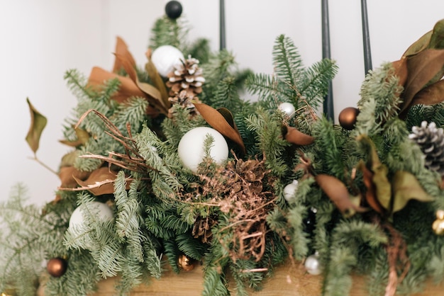 Albero di Natale con bellissimi giocattoli eleganti decorazioni di Natale e Capodanno