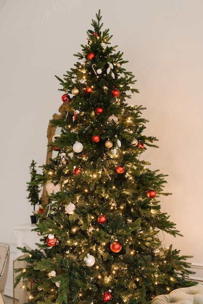 Albero di Natale con bellissimi giocattoli eleganti decorazioni di Natale e Capodanno