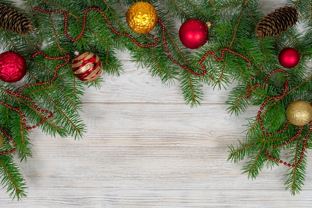 Albero di Natale con decorazione su un bianco di legno