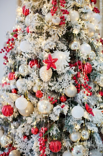 Albero di Natale con decorazioni bianche e rosse