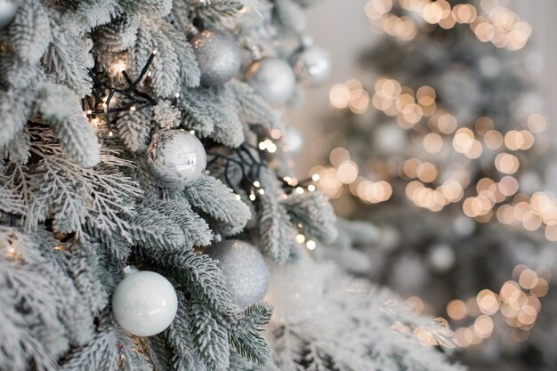 Albero di Natale con decorazioni bianco argento