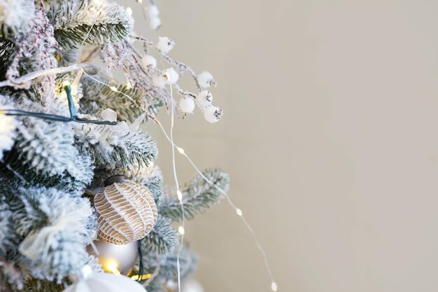 Albero di Natale con decorazioni buon anno nuovo