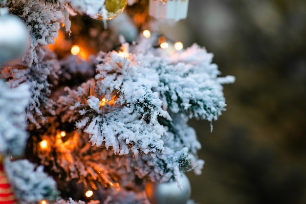Albero di Natale con decorazioni e neve