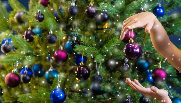 Albero di Natale con decorazioni e regali. messa a fuoco selettiva. contento.