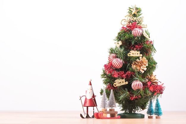 Albero di Natale con decorazioni isolato su bianco