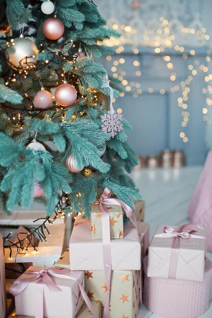 Albero di Natale con decorazioni rosa e oro