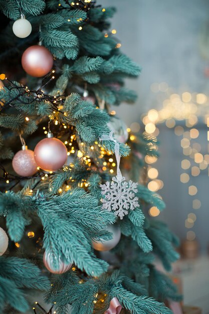 Albero di Natale con decorazioni rosa e oro