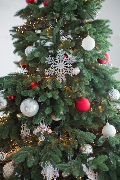 Albero di Natale con decorazioni rosse