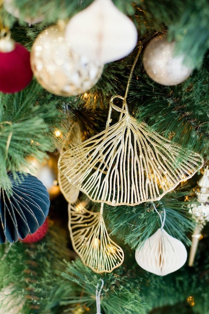 Albero di Natale con decorazioni rosso dorato