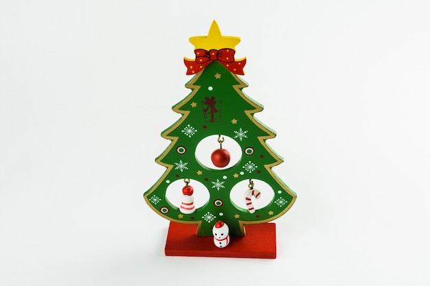 Albero di Natale con decorazioni su sfondo bianco. Ornamento di Natale. Messa a fuoco selettiva.