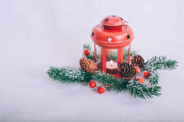 Albero di Natale con decorazioni su un tavolo di legno.