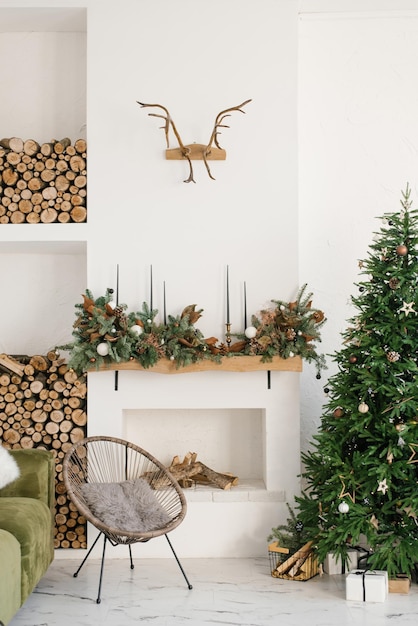 Albero di Natale con doni in casa Interno scandinavo della stanza Camino con doni