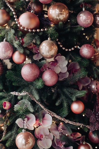 Albero di Natale con fiocchi e nastri a scacchi rosa