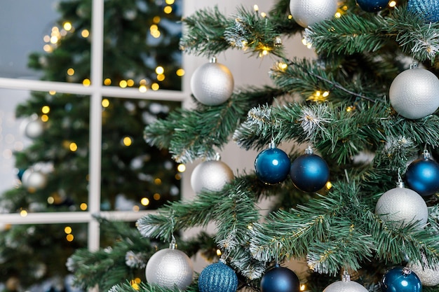 Albero di Natale con giocattoli blu e argento Albero di Natale decorato a festa con ghirlande Simbolo del nuovo anno