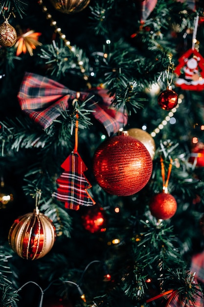 Albero di Natale con giocattoli e neve decorativa per un felice anno nuovo