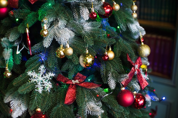 Albero di Natale con giocattoli e palline.