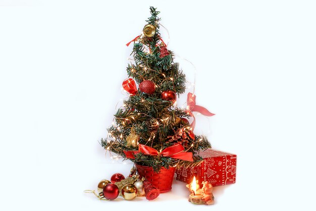 albero di natale con giocattoli