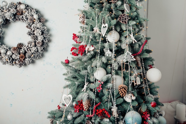 Albero di Natale con i regali interni della casa di natale