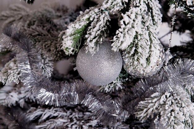 Albero di Natale con il colpo dello studio del primo piano della decorazione d'argento