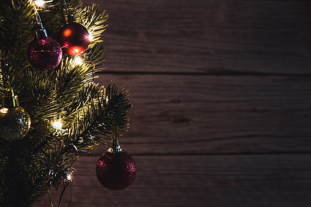 Albero di Natale con luci e palline decorative. Copia spazio. Messa a fuoco selettiva.