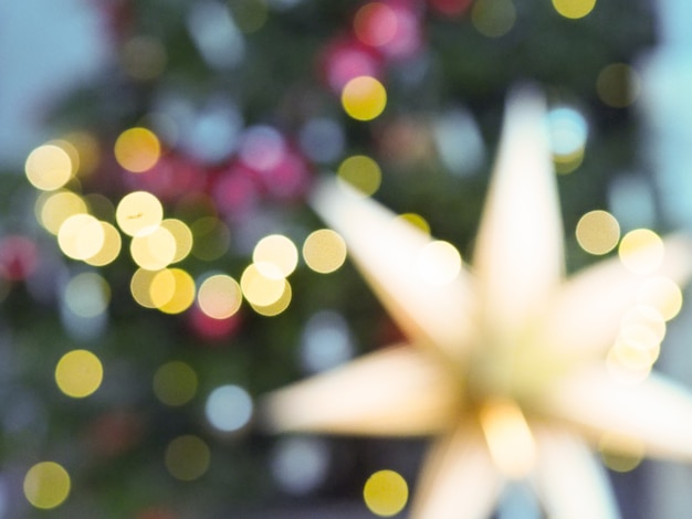 Albero di Natale con luci sfocati e stella