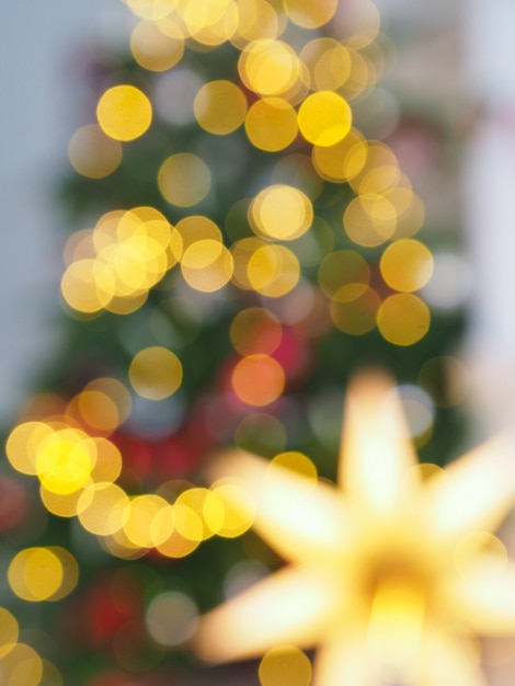 Albero di Natale con luci sfocati e stella