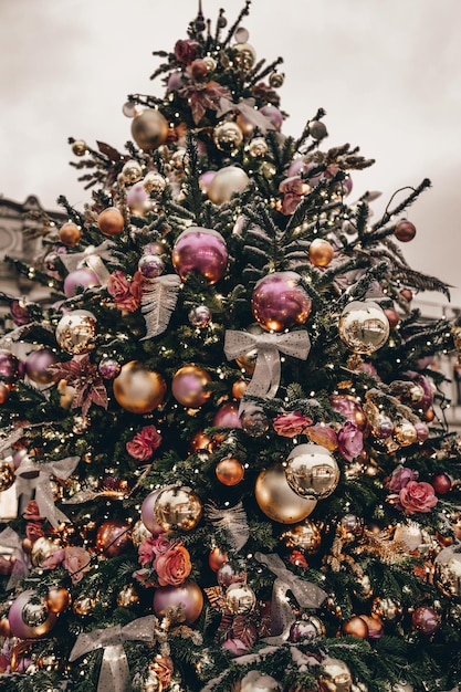 Albero di Natale con nastri e palline di Natale per le strade della città festosa