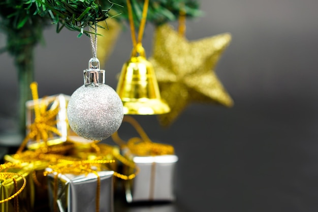 Albero di Natale con oggetti decorati appesi a un albero e confezione regalo sotto l'albero di Natale