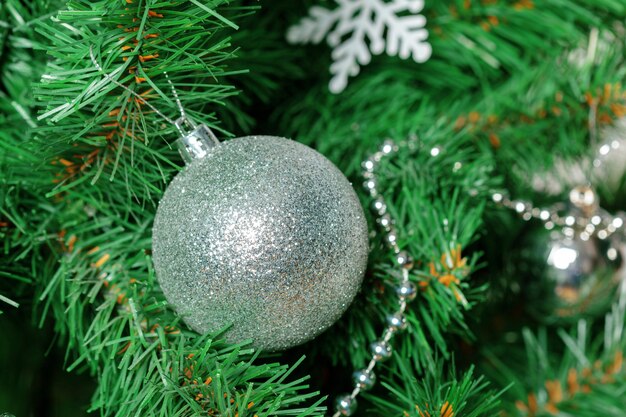 Albero di Natale con ornamenti, close-up