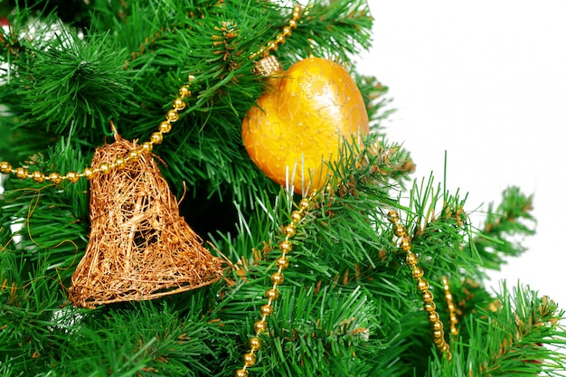 Albero di Natale con ornamenti su bianco