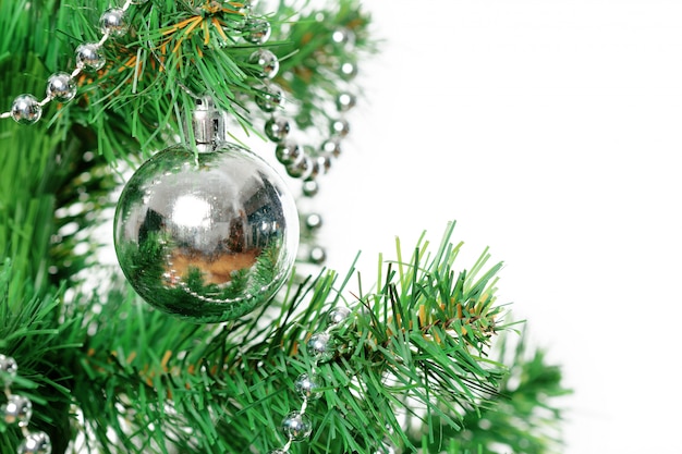 Albero di Natale con ornamenti