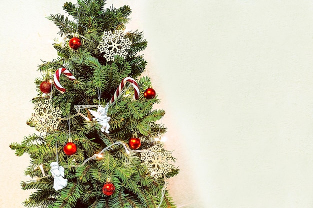 Albero di Natale con palline di bastoncini di zucchero luci ghirlanda decorazioni festive decorazioni natalizie di capodanno