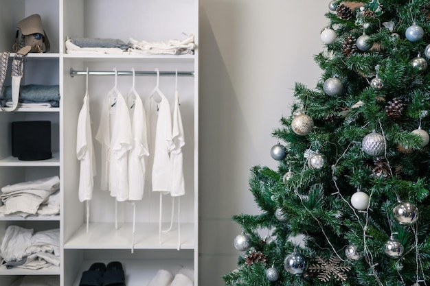 Albero di Natale con regali in camera da letto