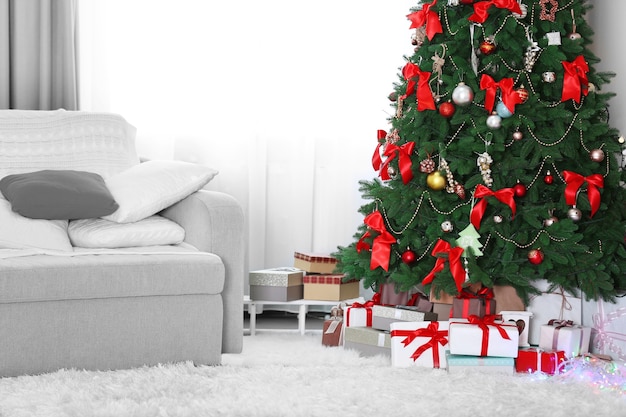 Albero di Natale con regali sotto in soggiorno