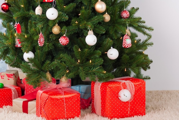 albero di Natale con scatola regalo