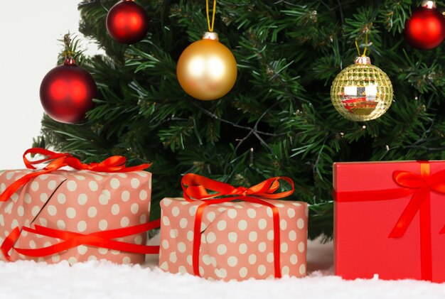 albero di Natale con scatola regalo
