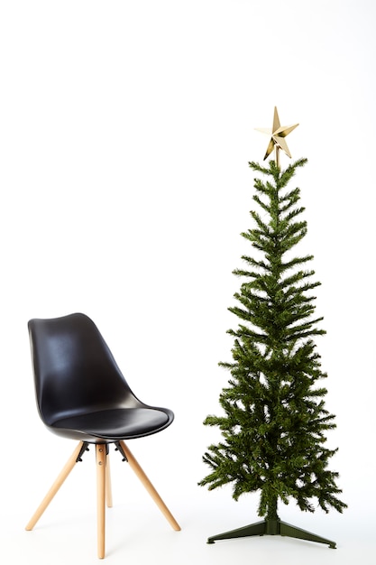 Albero di Natale con sedia nera