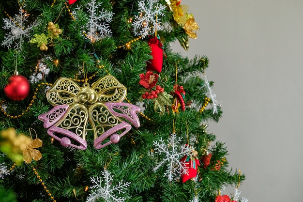 Albero di Natale con sfondo bianco e ramo di abete