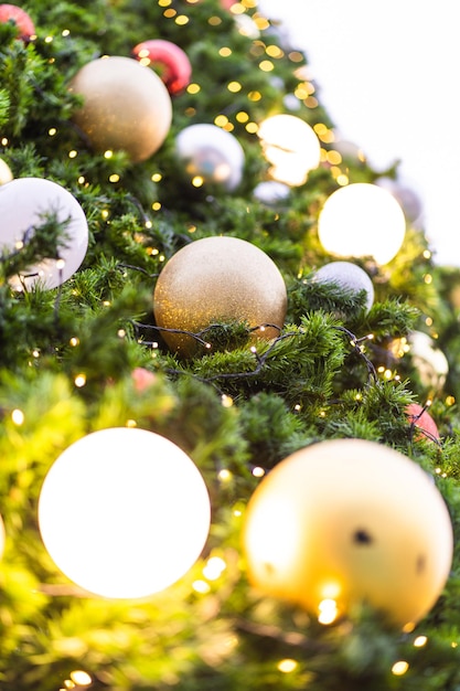 albero di natale con sfondo di decorazioni.